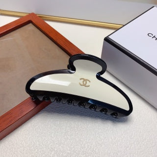 CHANEL Bianca Monochrome Signature Hair Claw Clip